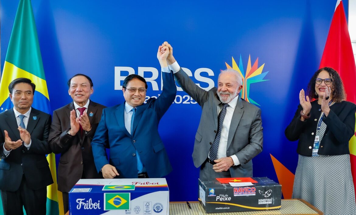 brics:-em-agenda-com-liderancas-no-rio,-lula-troca-presentes-e-define-compromissos
