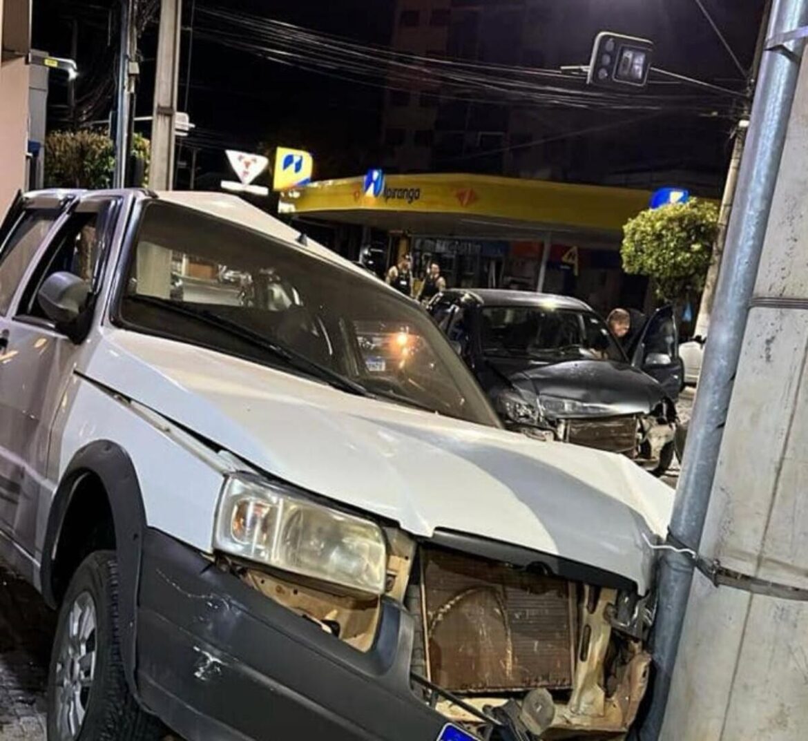 motorista-perde-controle-de-carro-e-faz-‘strike’-em-veiculos-estacionados-no-interior-de-mg;-video