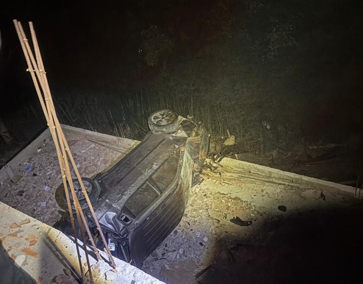 caminhao-guincho-perde-freio-e-arremessa-carro-estacionado-em-garagem-em-juiz-de-fora