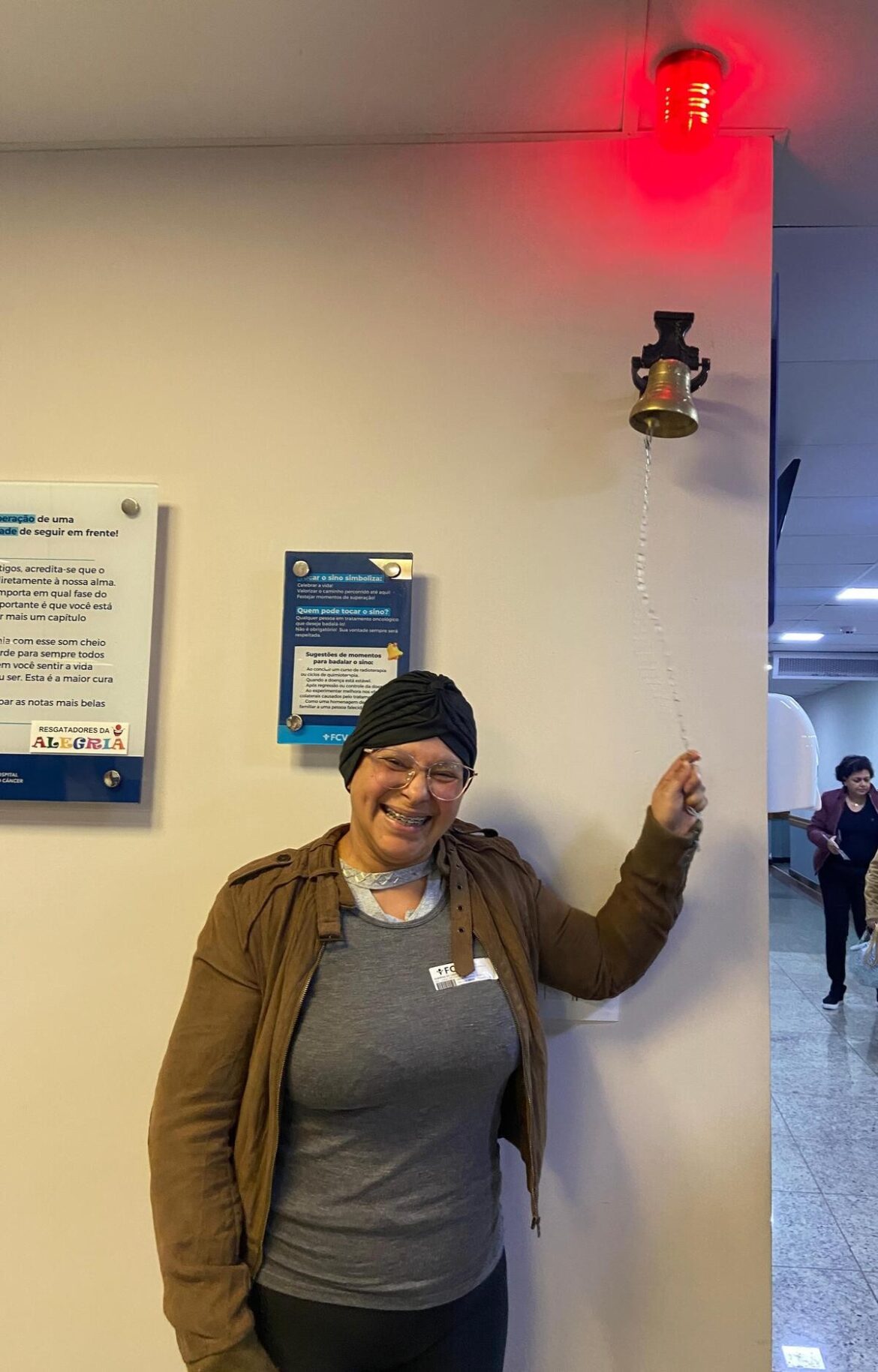 sino-e-giroflex:-paciente-surda-ganha-cerimonia-adaptada-para-comemorar-vitoria-contra-o-cancer;-veja-video