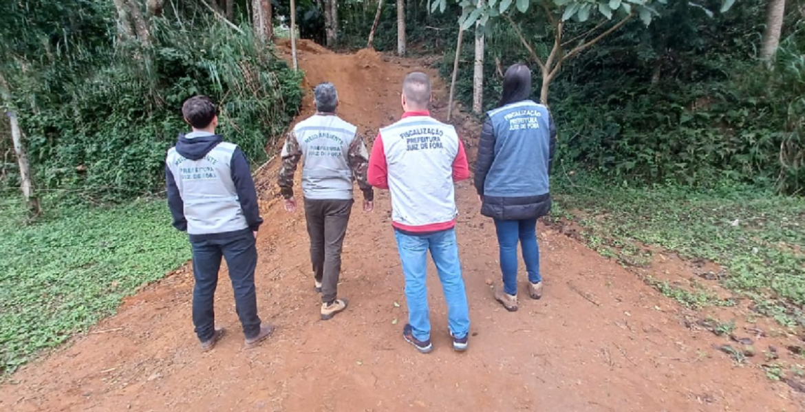 com-mangueira,-morador-e-autuado-por-pegar-agua-do-parque-da-lajinha,-em-juiz-de-fora