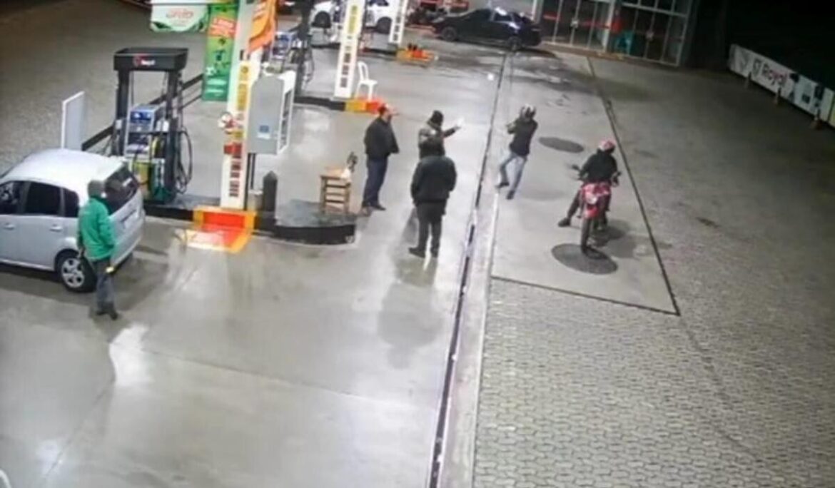 dupla-armada-assalta-postos-de-combustiveis-nos-bairros-vale-do-ipe-e-democrata,-em-juiz-de-fora;-video