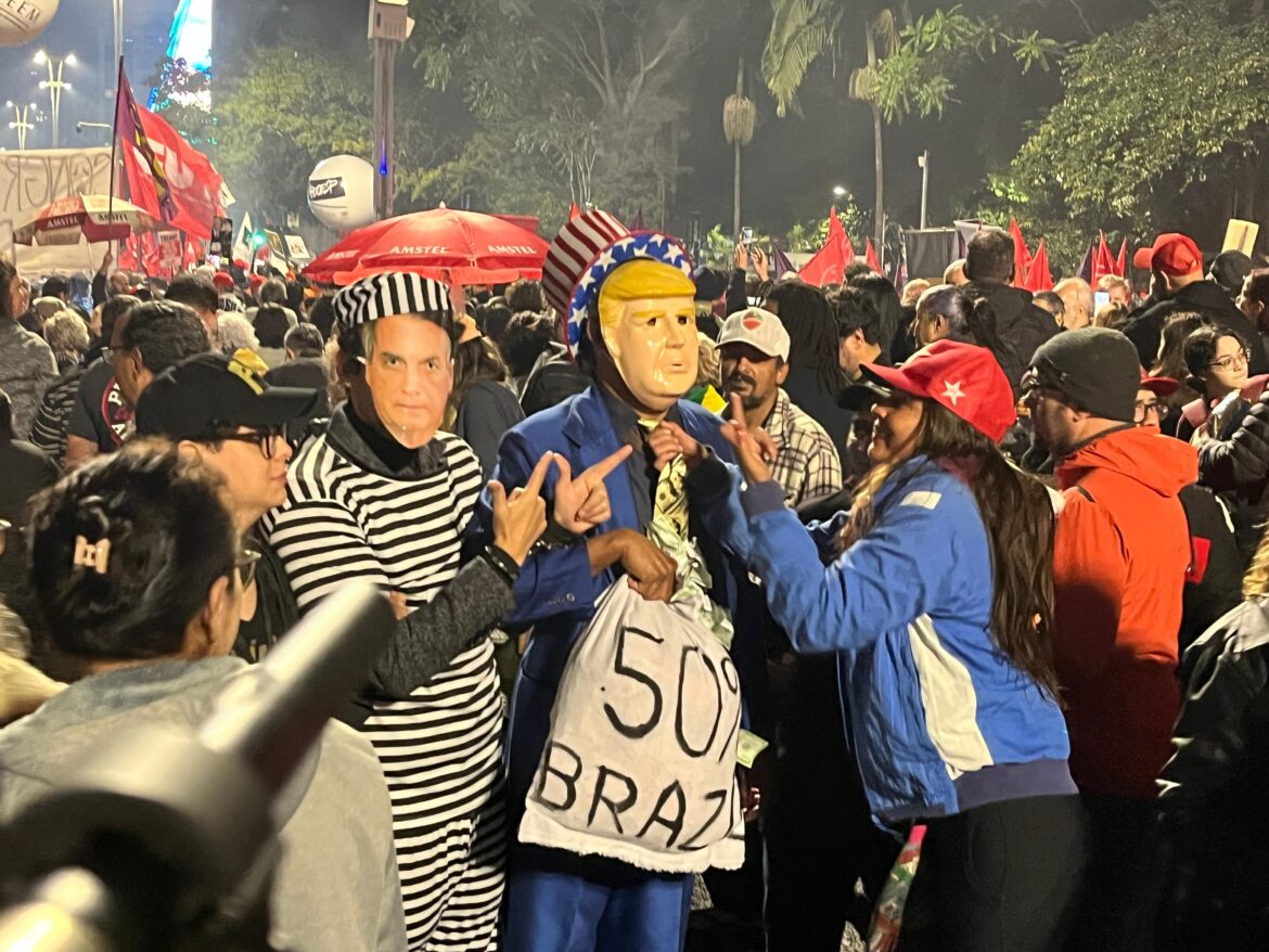 manifestantes-ocupam-av.-paulista-em-protesto-contra-tarifaco-imposto-por-trump-ao-brasil-e-pela-taxacao-dos-super-ricos