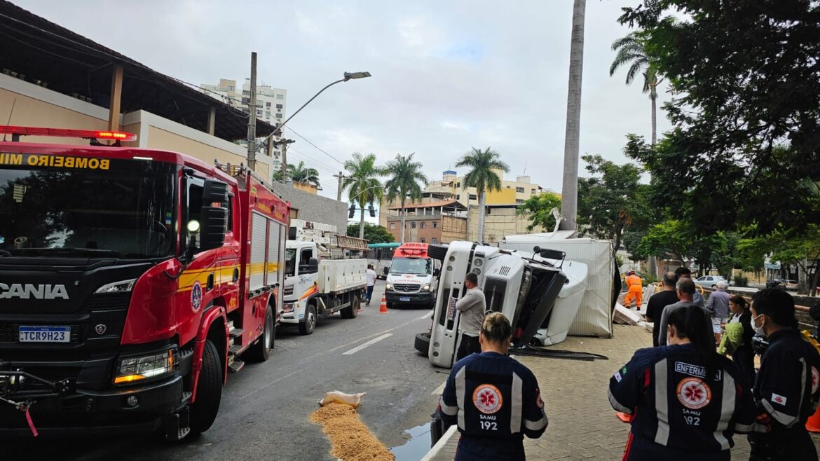 video:-carreta-tomba-em-avenida,-e-carga-de-moveis-cai-sobre-academia-ao-ar-livre-em-mg