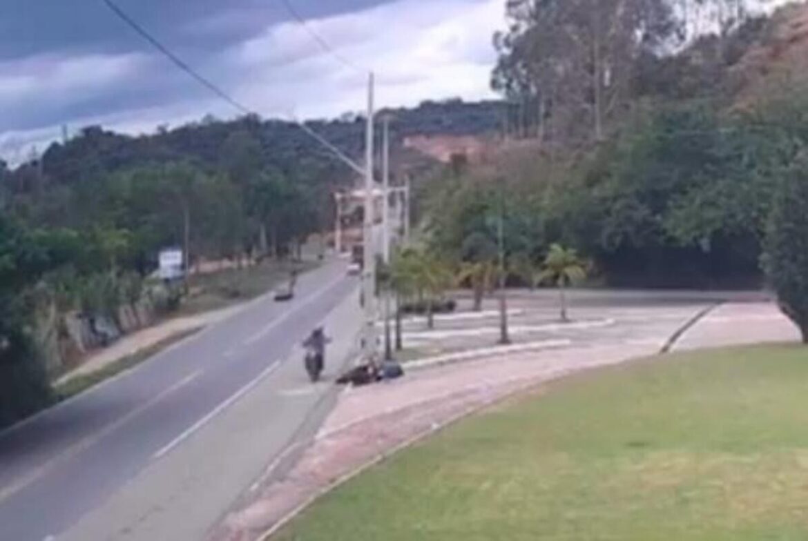 motociclista-e-surpreendido-e-morto-a-tiros-no-meio-de-estrada-em-mg;-video motociclista-e-surpreendido-e-morto-a-tiros-no-meio-de-estrada-em-mg;-video