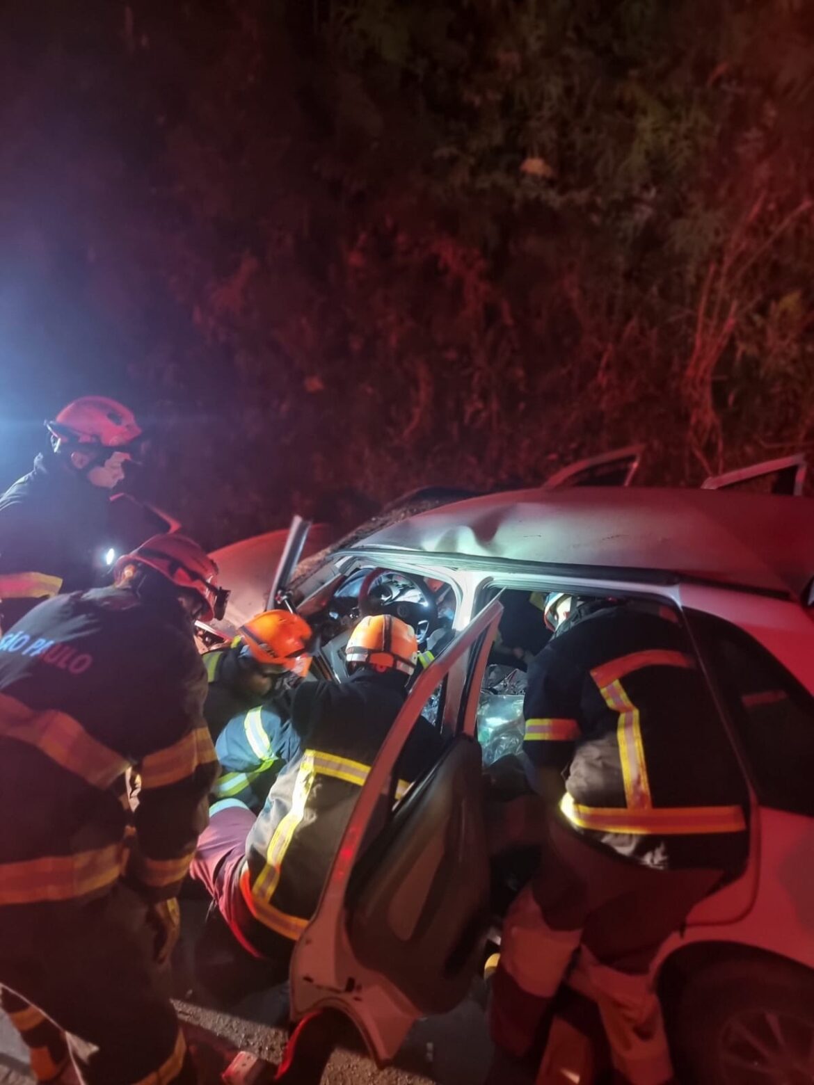 colisao-entre-carros-deixa-tres-pessoas-feridas-na-rio-santos,-em-ubatuba