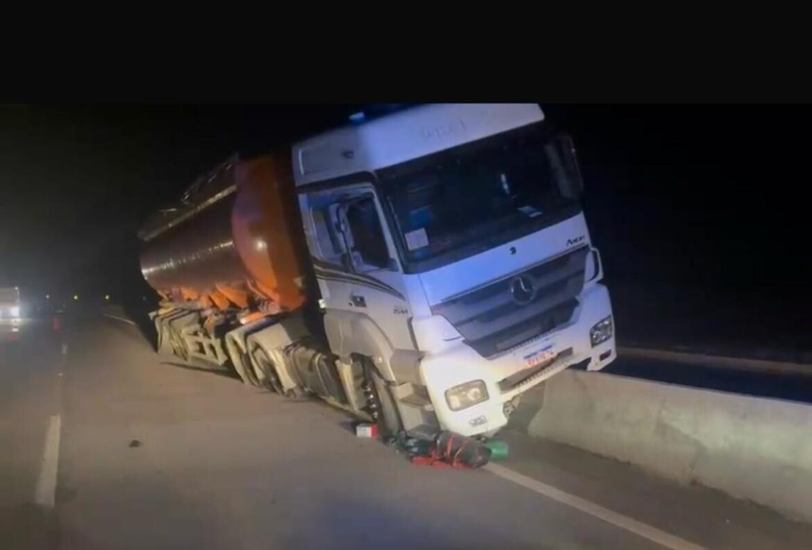 perseguicao-termina-com-carreta-de-r$-700-mil-‘encavalada’-em-mureta-e-motorista-preso-em-juiz-de-fora perseguicao-termina-com-carreta-de-r$-700-mil-‘encavalada’-em-mureta-e-motorista-preso-em-juiz-de-fora