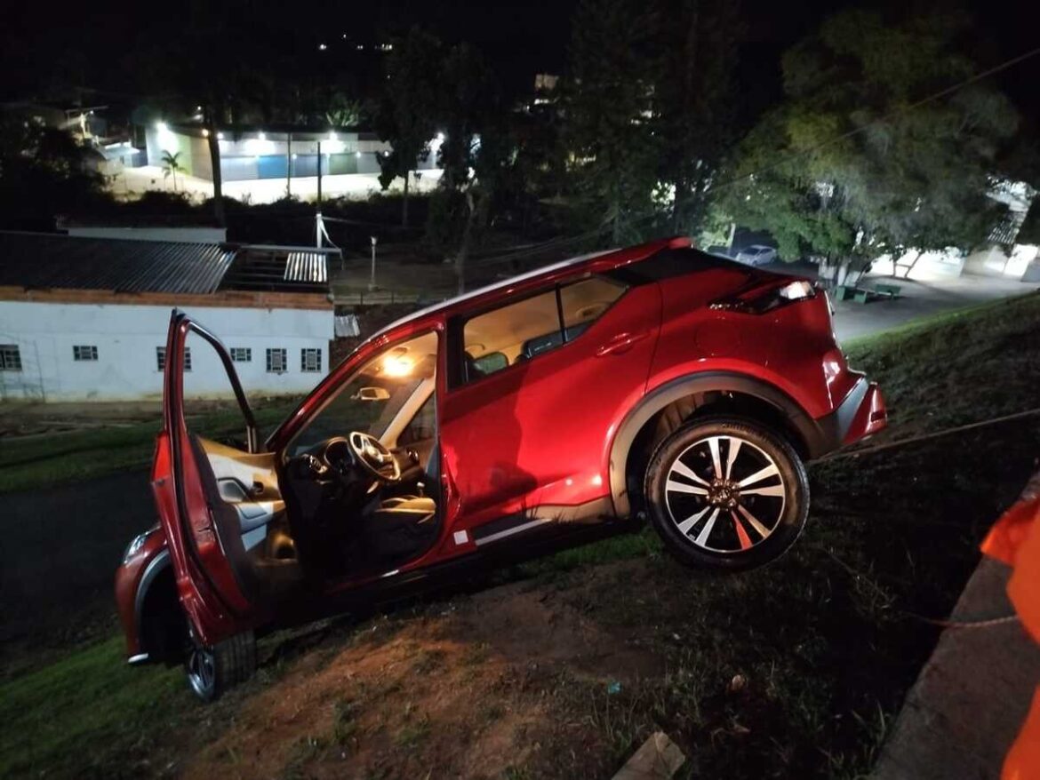 video:-motorista-e-resgatada-de-carro-pendurado-em-barranco-em-juiz-de-fora