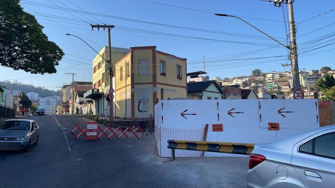 obra-da-cesama-interdita-ruas-e-altera-linhas-de-onibus-no-bairro-nossa-senhora-de-lourdes,-em-juiz-de-fora obra-da-cesama-interdita-ruas-e-altera-linhas-de-onibus-no-bairro-nossa-senhora-de-lourdes,-em-juiz-de-fora