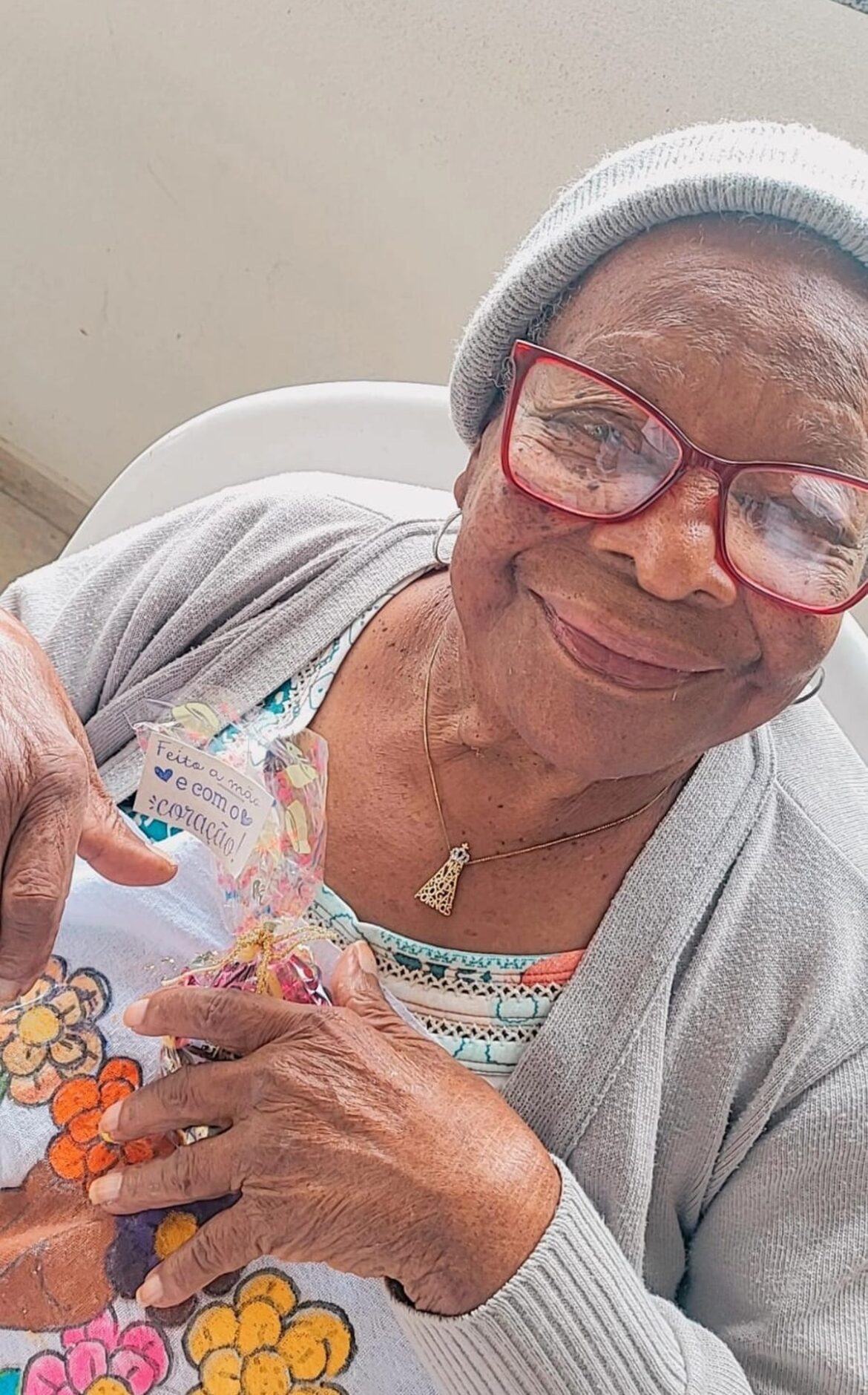 vinho,-palavrao-e-samba:-idosa-completa-100-anos,-da-receita-da-longevidade-e-recebe-video-da-cantora-alcione;-assista