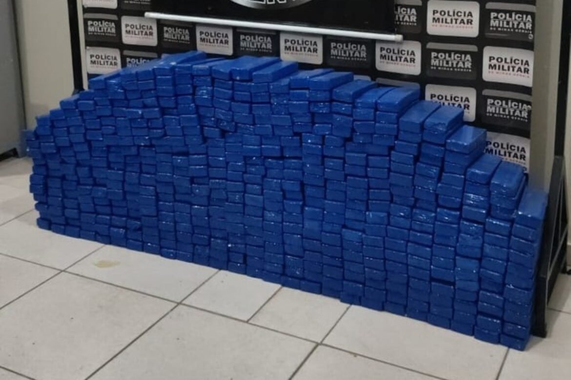 mais-de-400-barras-de-maconha-sao-encontradas-em-carro-na-br-356;-motorista-e-passageiro-foram-presos