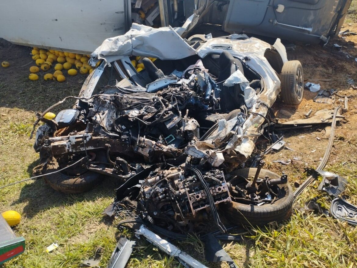 motorista-morre-ao-ter-carro-esmagado-por-carreta-carregada-com-melao-na-br-116