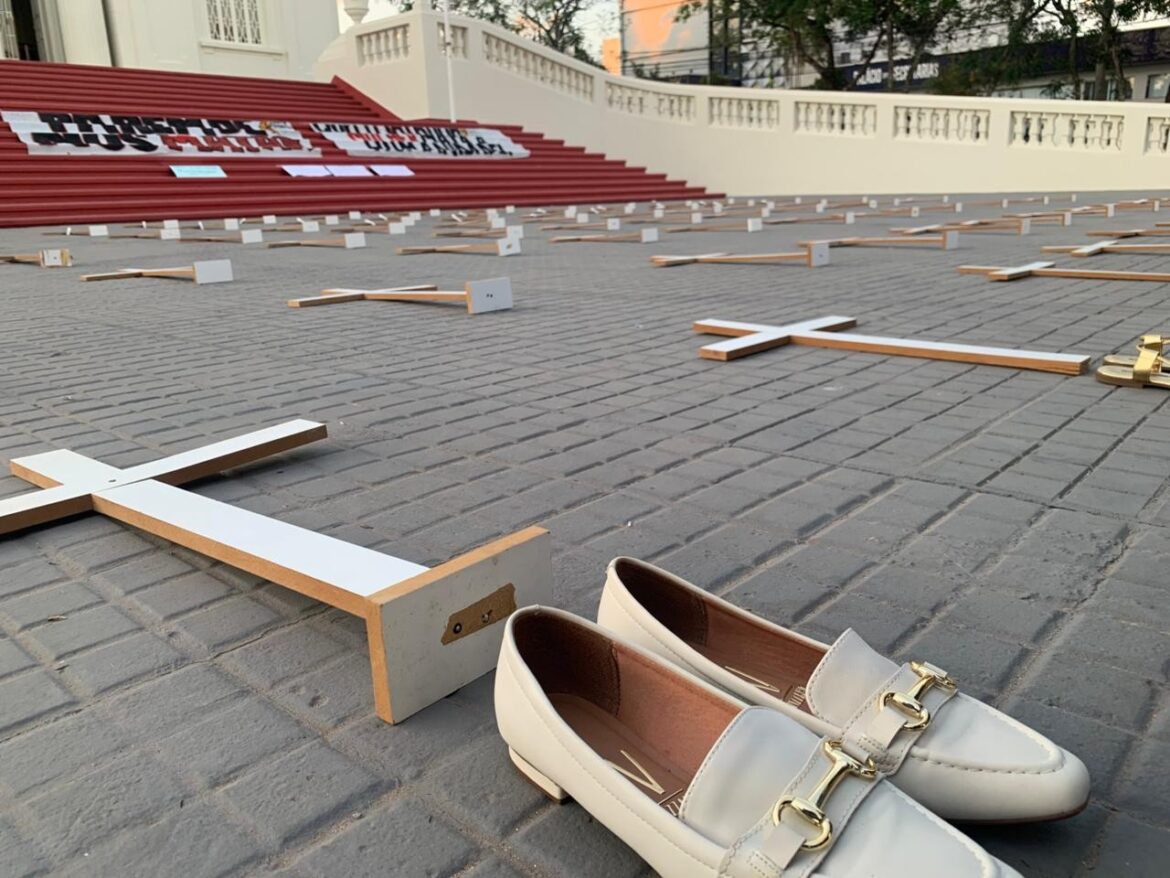 manifestantes-espalham-cruzes-em-lembranca-a-vitimas-de-feminicidio-durante-ato-no-ac:-‘parem-de-nos-matar’