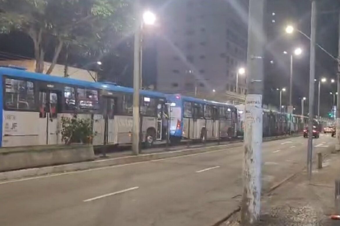 acidente-entre-dois-onibus-trava-transito-no-centro-de-juiz-de-fora acidente-entre-dois-onibus-trava-transito-no-centro-de-juiz-de-fora
