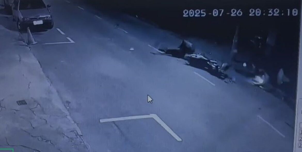 video:-motociclistas-batem-de-frente,-sao-arremessados-e-um-morre-em-mg