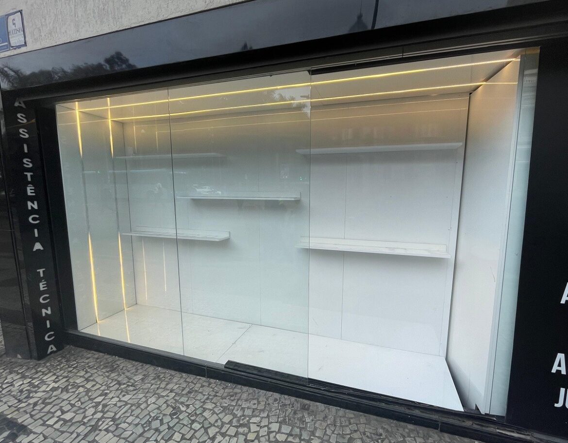 loja-tem-vitrine-quebrada-e-produtos-furtados-no-calcadao-da-rua-halfeld,-em-juiz-de-fora