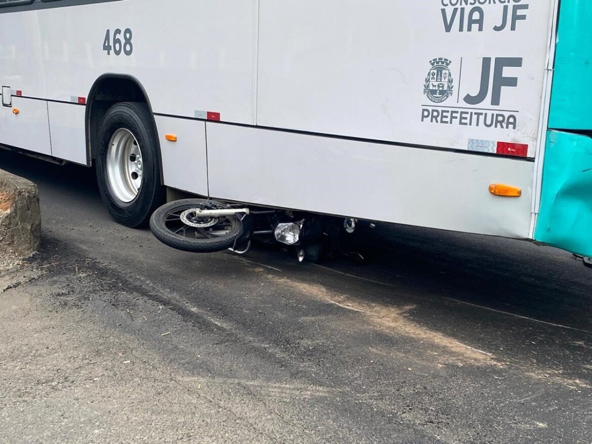 moto-para-embaixo-de-onibus-apos-acidente-na-avenida-jk,-em-juiz-de-fora