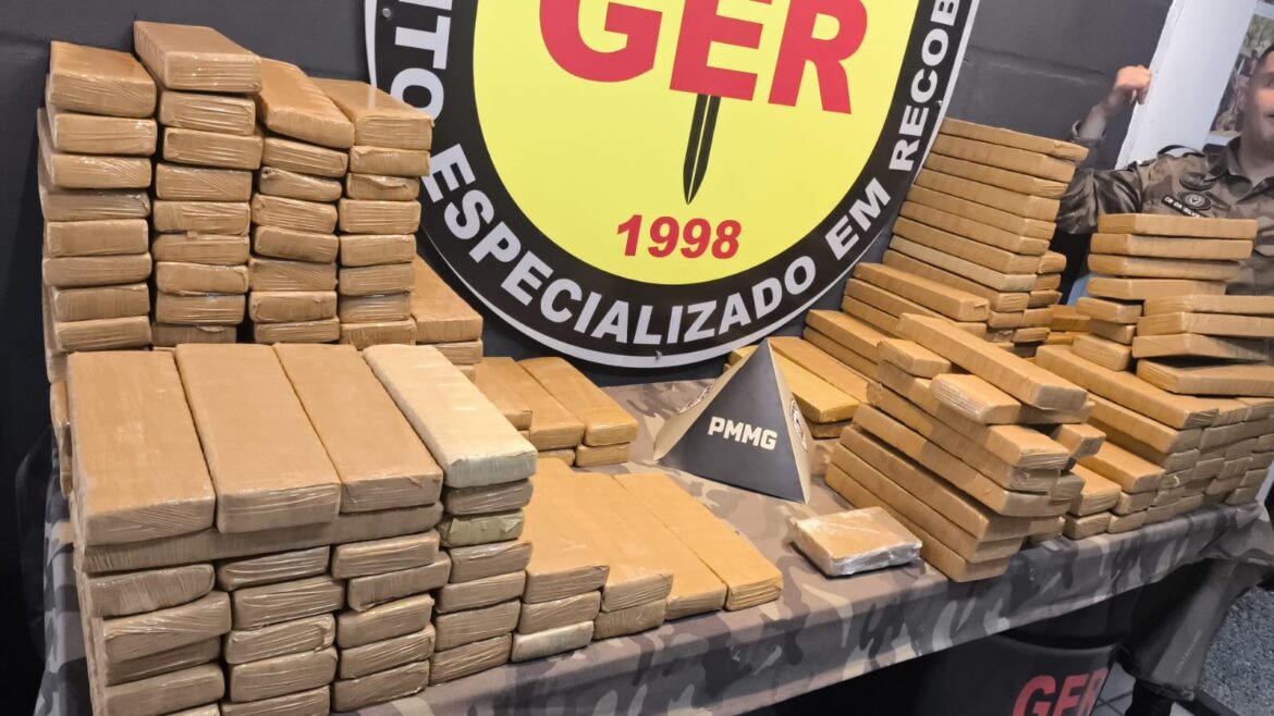 mais-de-200-barras-de-maconha-sao-apreendidas-em-carro-na-avenida-brasil,-em-juiz-de-fora
