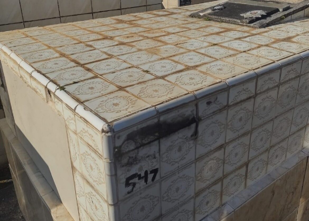 mais-de-70-placas-de-tumulos-sao-furtadas-de-cemiterio-em-lima-duarte