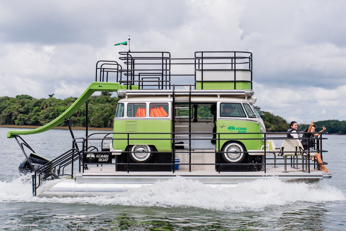vw-kombi-barco:-replica-da-van-classica-navega-pelas-aguas-e-custa-r$-790-mil