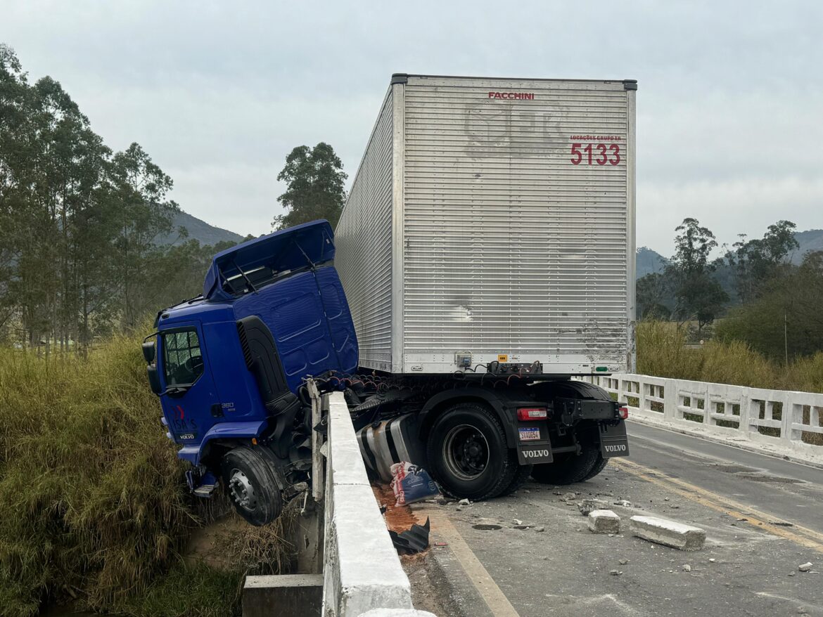 carreta-com-6-toneladas-de-mercadorias-fica-pendurada-em-ponte-na-br-267-e-motorista-se-salva