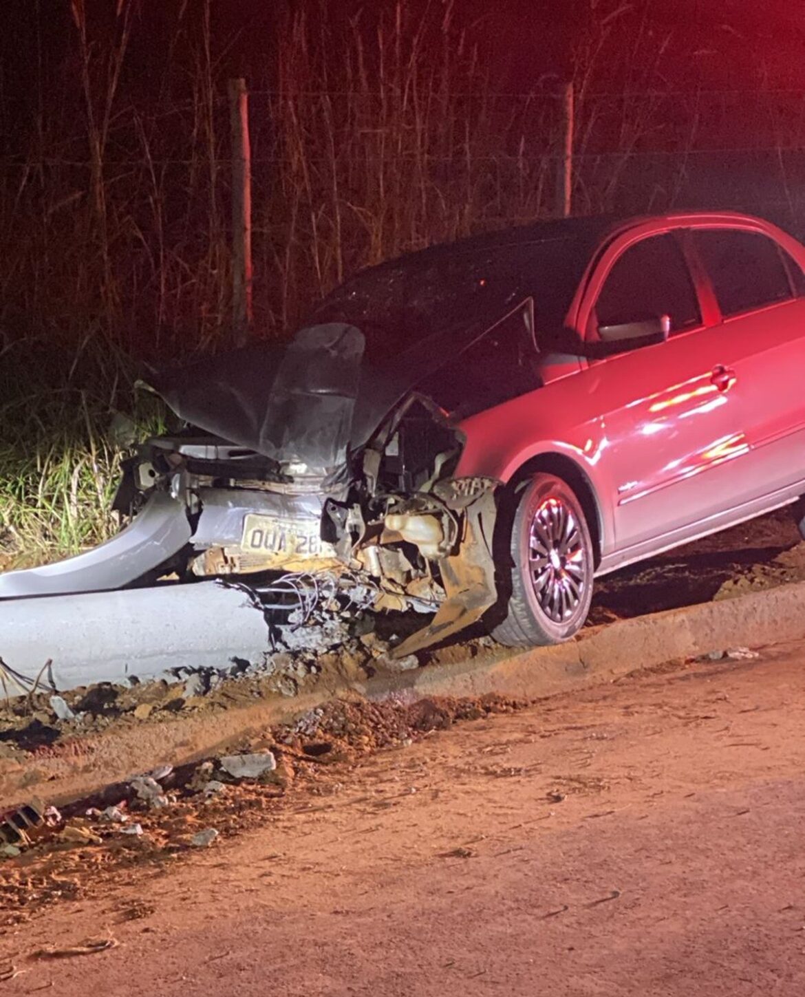 mulher,-adolescentes-e-crianca-ficam-feridas-apos-carro-bater-em-poste-em-juiz-de-fora