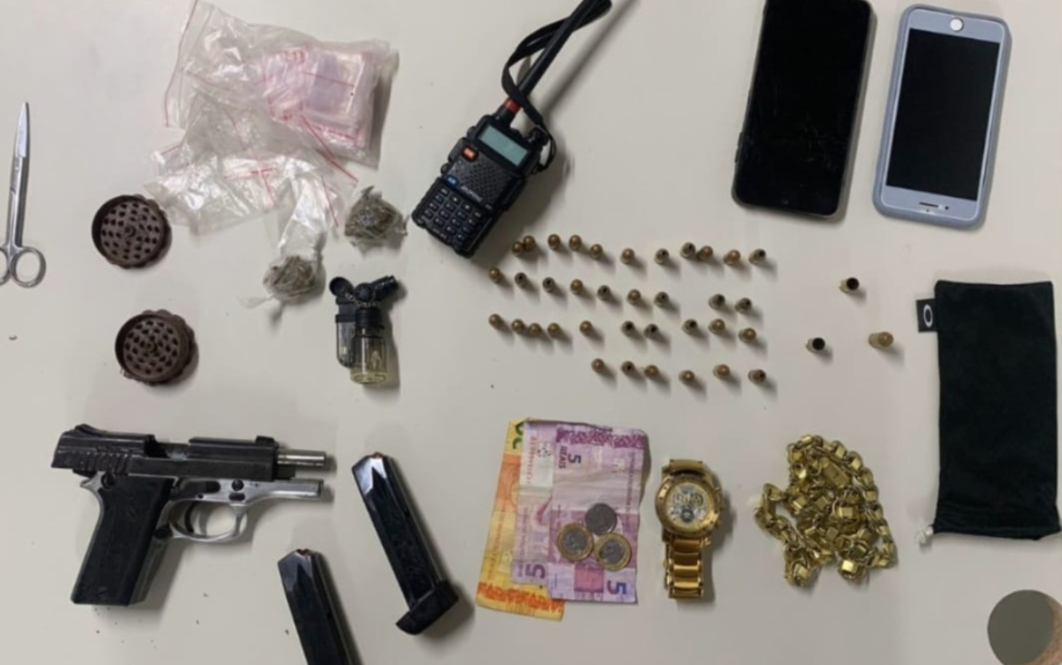 mulher-e-presa-em-flagrante-com-arma,-drogas-e-municoes-em-conjunto-residencial-de-feira-de-santana