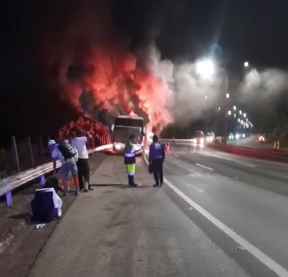 ‘apesar-do-susto,-conseguimos-sair-tranquilos’,-diz-torcedor-do-cruzeiro-que-estava-em-onibus-que-pegou-fogo-na-br-040;-video