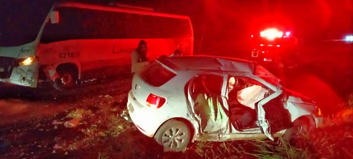 motorista-e-passageira-gravida-ficam-feridas-apos-onibus-com-estudantes-atingir-a-lateral-de-carro-em-castilho