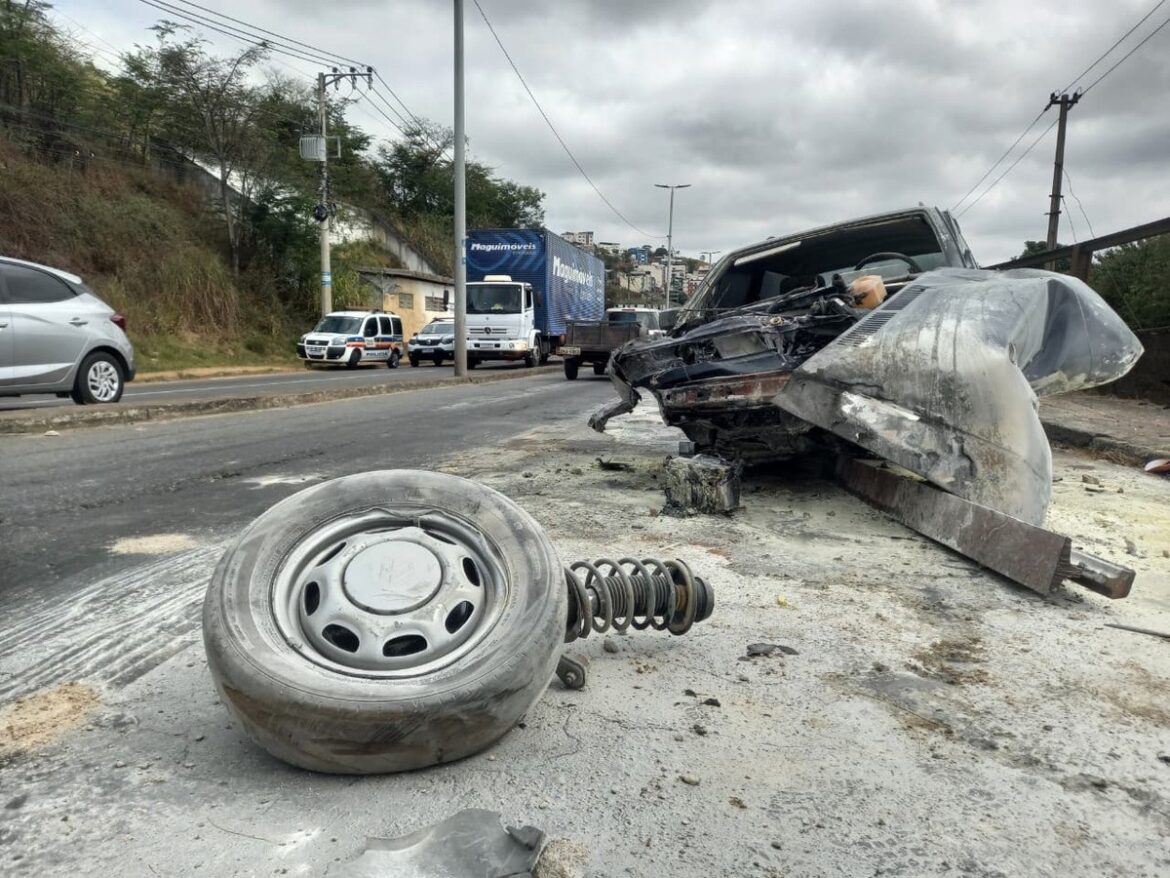 carro-bate-em-muro-e-pega-fogo-apos-pneu-furar-e-motorista-perder-o-controle-da-direcao-na-avenida-jk,-em-juiz-de-fora