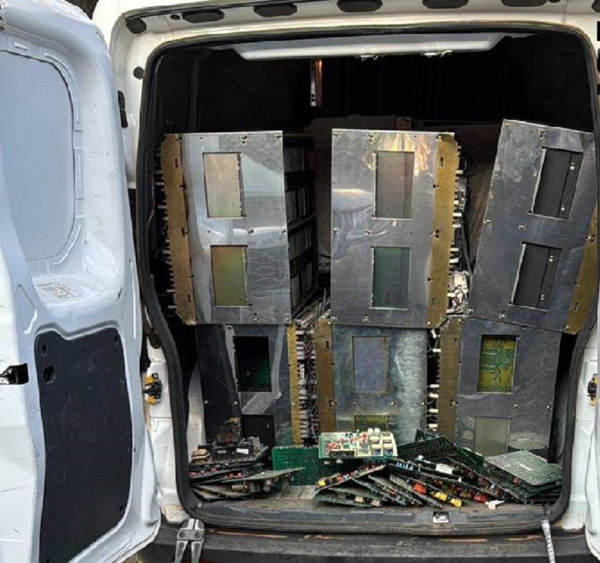 dupla-e-presa-suspeita-de-movimentar-quase-r$-1-milhao-em-furtos-de-equipamentos-de-telefonia-na-zona-da-mata