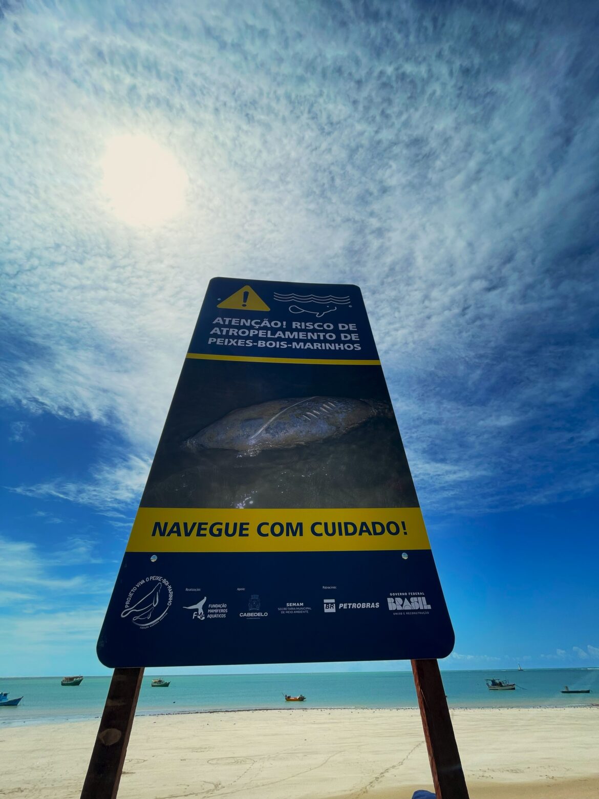 placas-sao-instaladas-para-alertar-sobre-risco-de-atropelamento-de-peixes-bois-marinhos-na-orla-de-cabedelo
