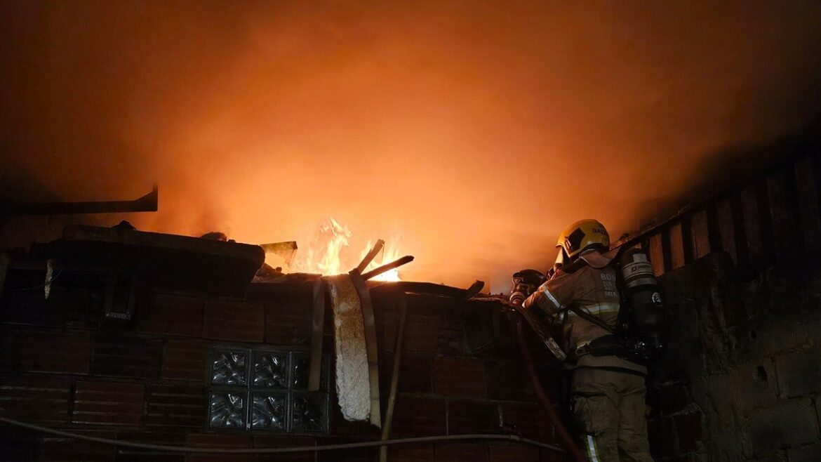 incendio-atinge-predio-onde-funcionava-fabrica-clandestina-de-estofados-em-uba