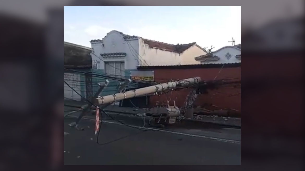 motorista-de-onibus-passa-mal,-bate-e-derruba-poste-e-bairro-fica-sem-energia-eletrica-em-sorocaba