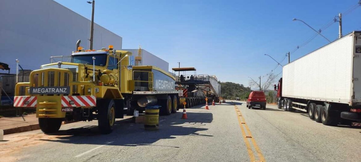 passagem-de-mega-carreta-com-carga-de-quase-600-toneladas-causa-bloqueios-na-br-040,-em-juiz-de-fora