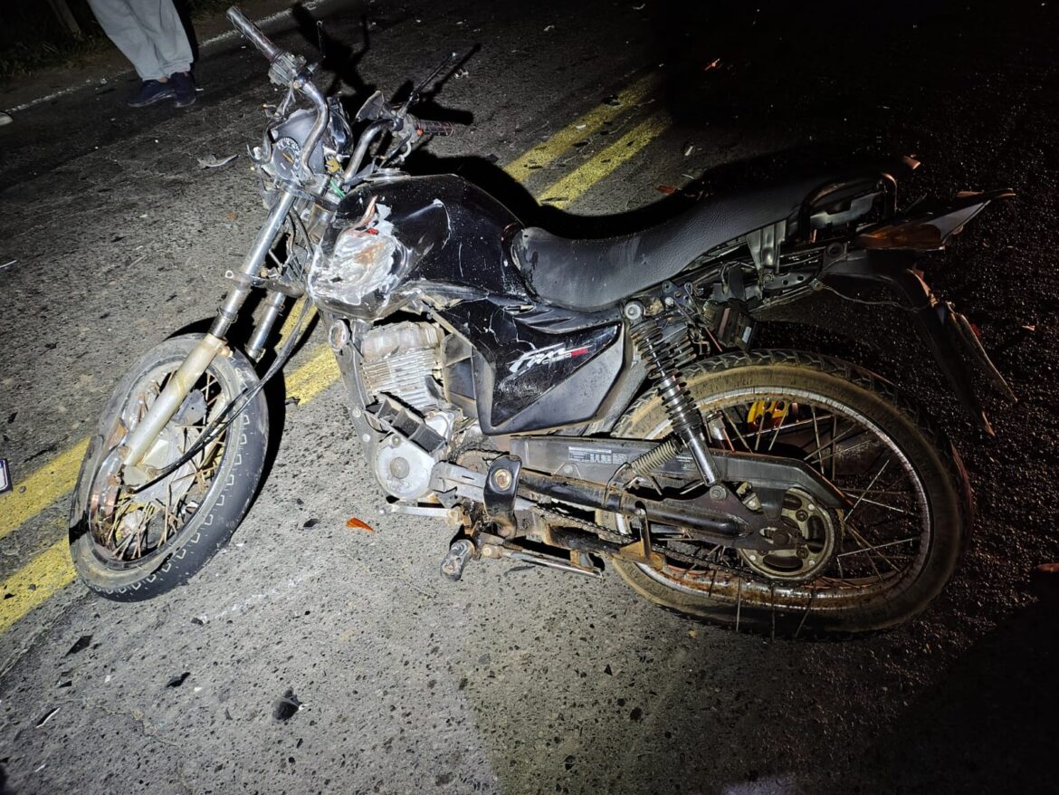 motociclista-inabilitado-bate-de-frente-com-caminhao-e-fica-gravemente-ferido-na-mgc-265