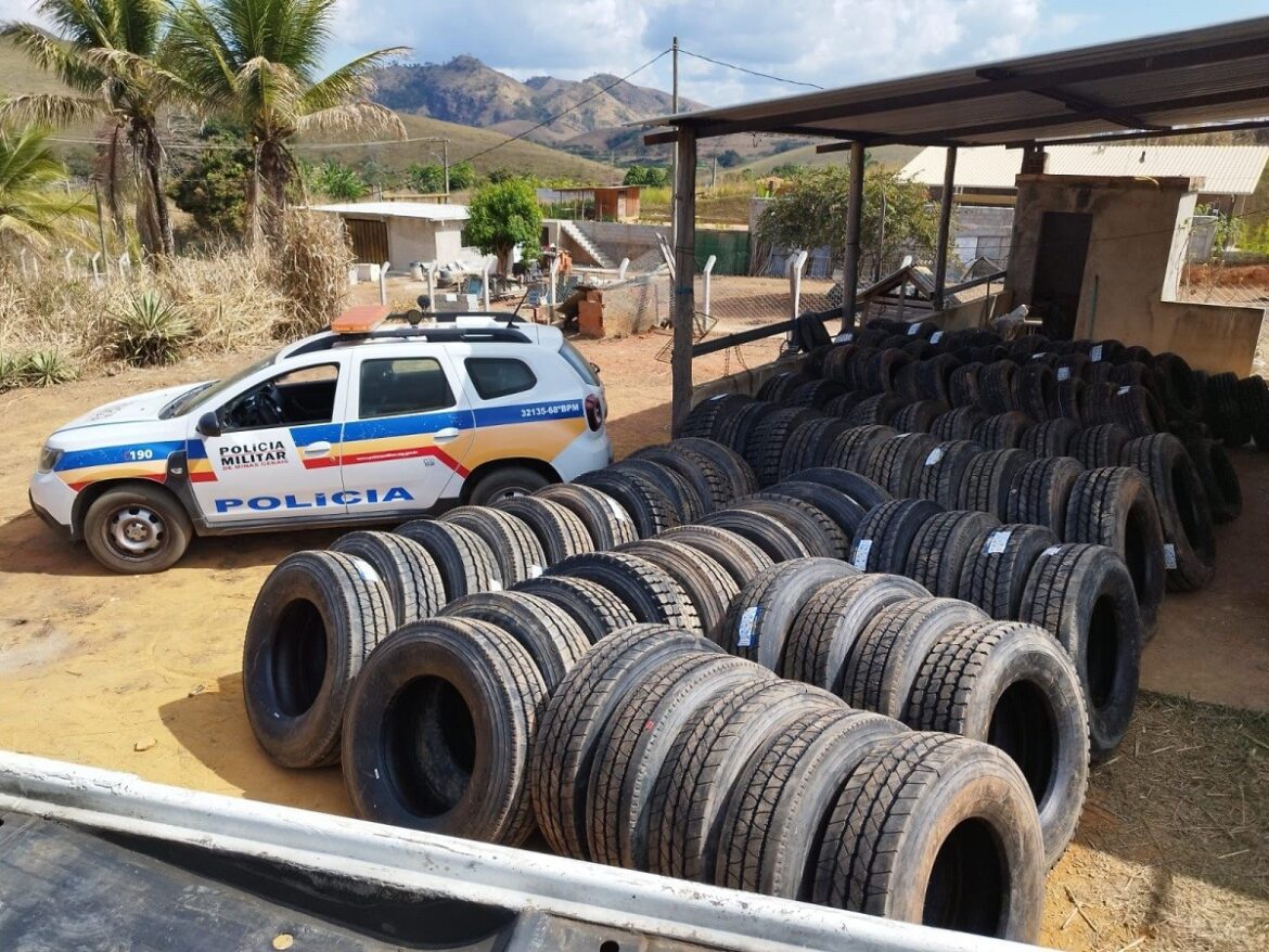 mais-de-160-pneus-furtados-de-carreta-tombada-na-br-116-sao-recuperados