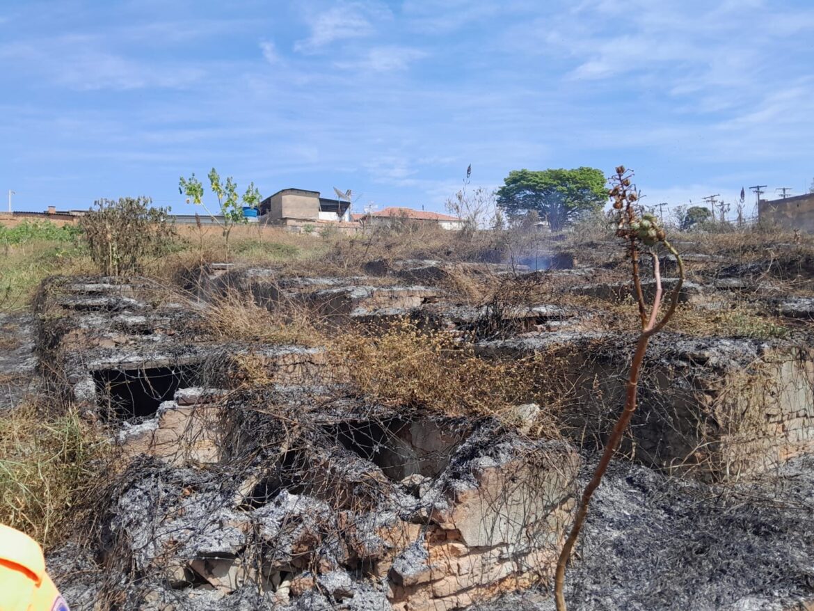 incendio-atinge-cemiterio-desativado-em-barbacena