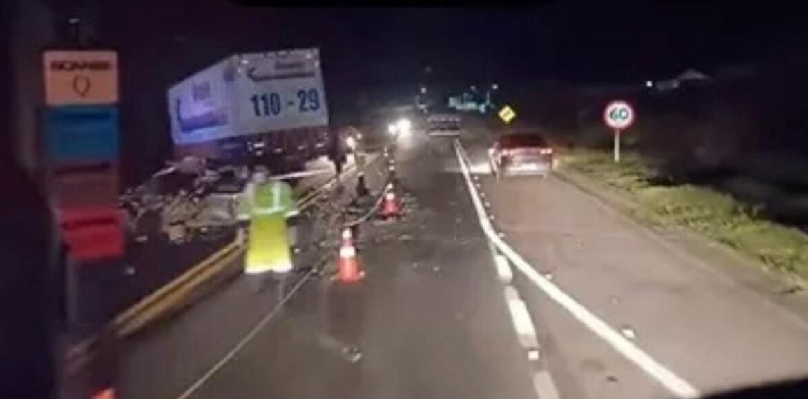 acidente-grave-entre-caminhao-e-dois-carros-mata-motorista-na-br-040