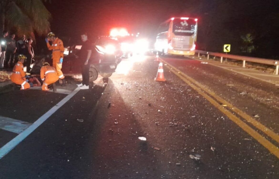 motorista-inabilitado-fica-ferido-apos-bater-carro-contra-onibus-de-turismo-na-br-116