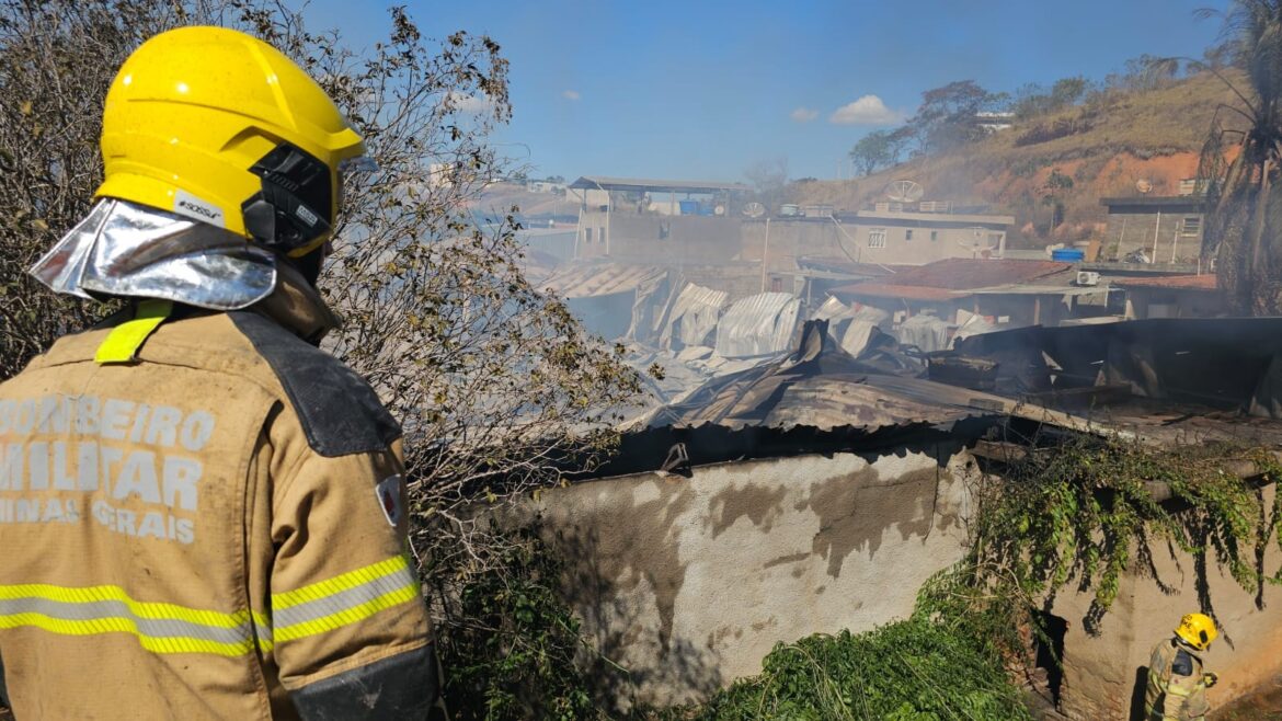 incendio-de-grandes-proporcoes-destroi-fabrica-de-estofados-em-mg;-video