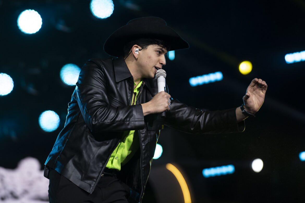 ex-pedreiro-e-um-ano-de-carreira:-quem-e-leo-foguete,-fenomeno-de-9,5-milhoes-de-ouvintes-que-levou-forro-a-maior-arena-sertaneja-do-brasil