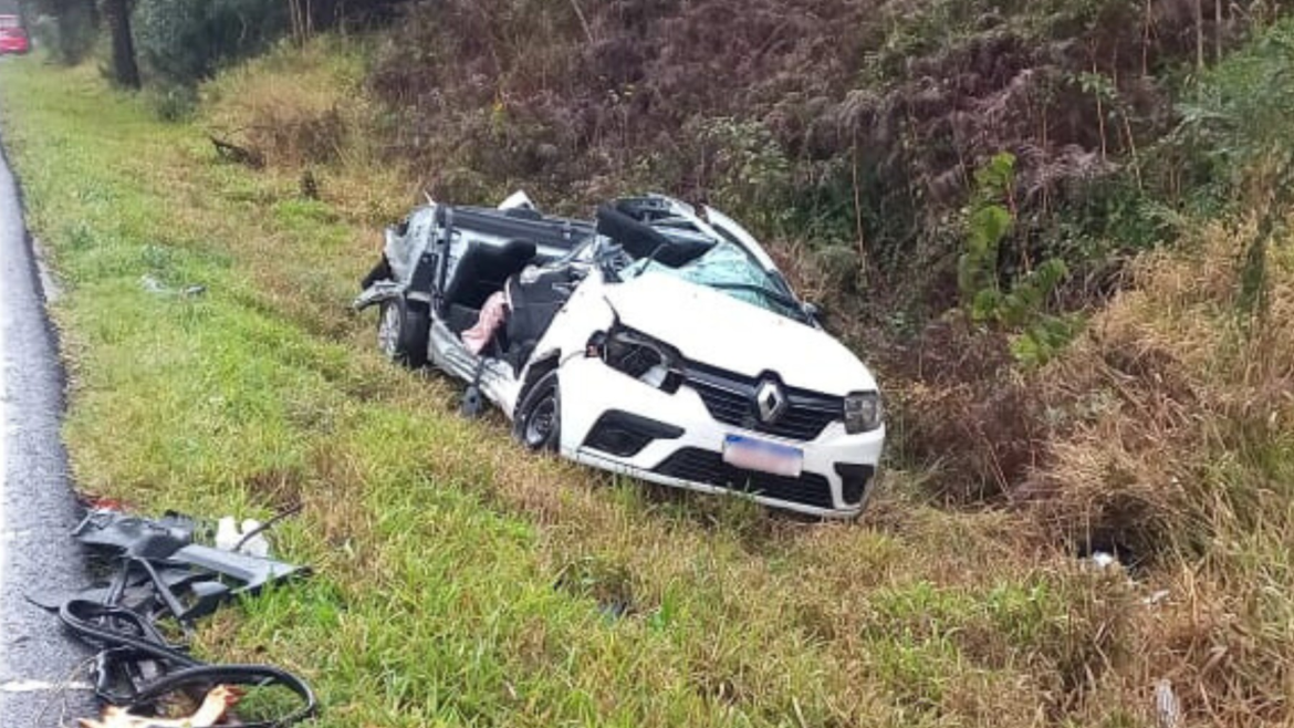 motorista-sai-com-ferimentos-leves-de-acidente-que-arrancou-teto-e-portas-de-carro,-no-parana