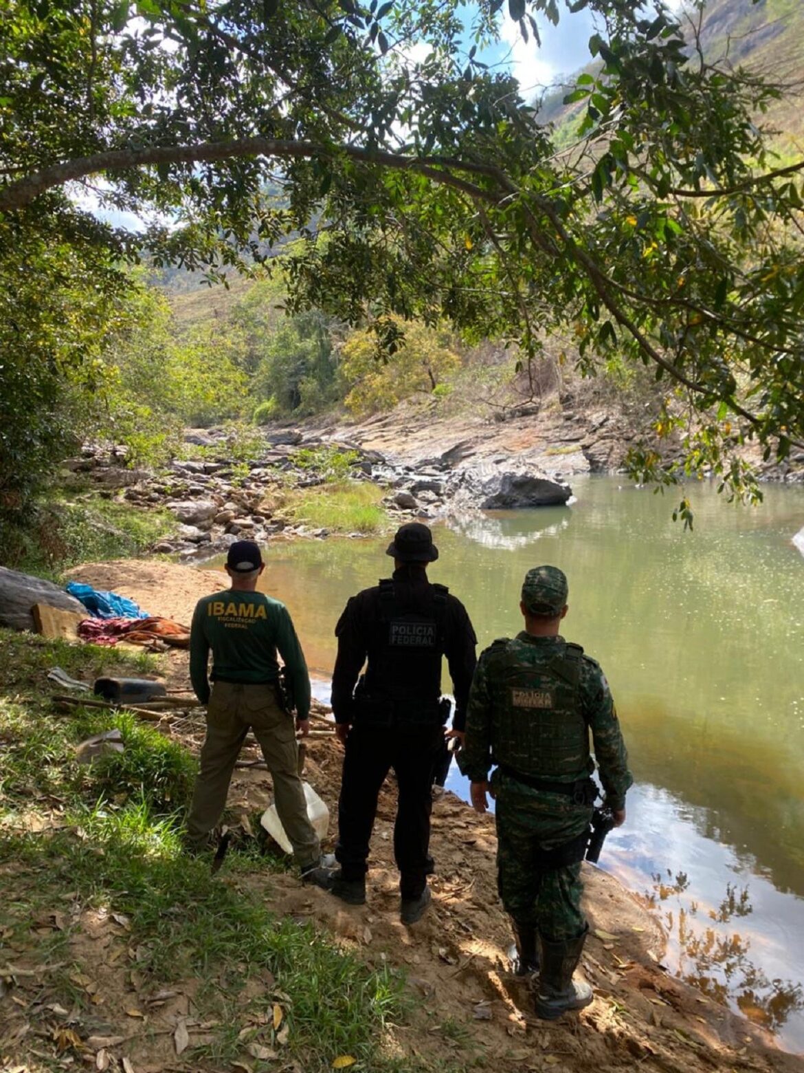 policia-destroi-balsas-usadas-para-garimpo-ilegal-em-juiz-de-fora