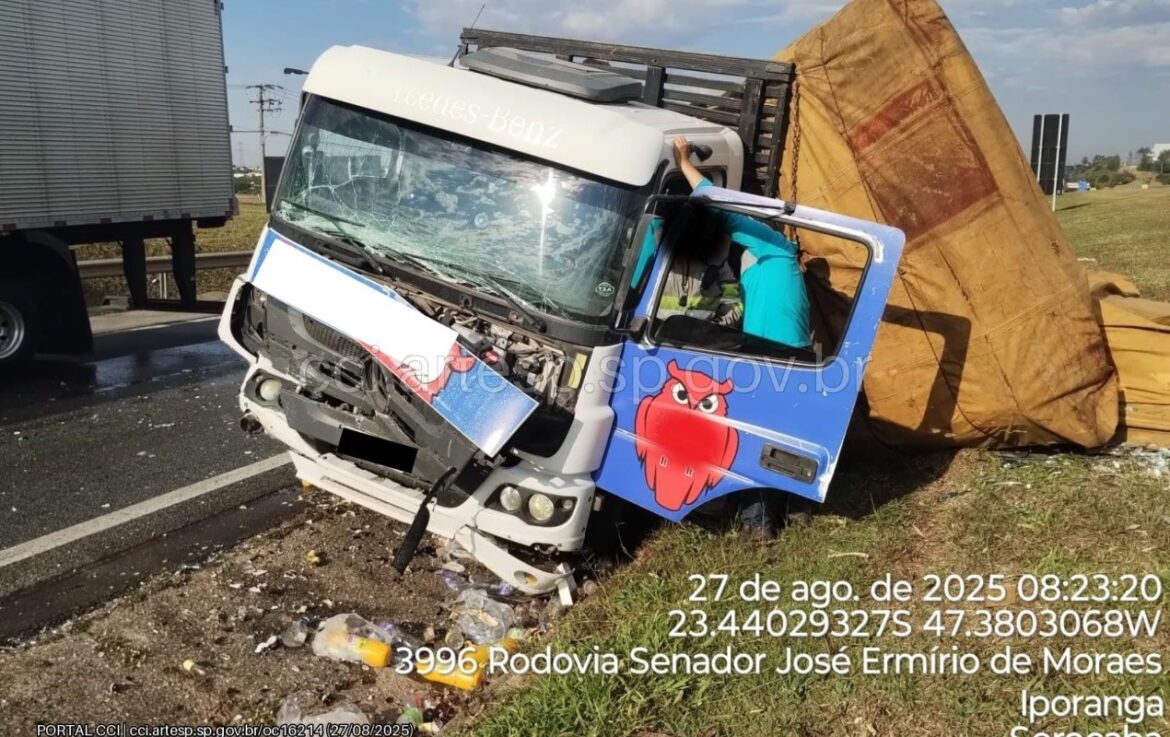 acidente-entre-caminhao-de-carga-e-dois-veiculos-interdita-rodovia-de-sorocaba