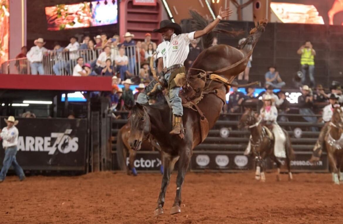 mineiro-que-venceu-montaria-em-cavalos-na-festa-do-peao-de-barretos-competia-pela-primeira-vez:-‘estou-muito-feliz’