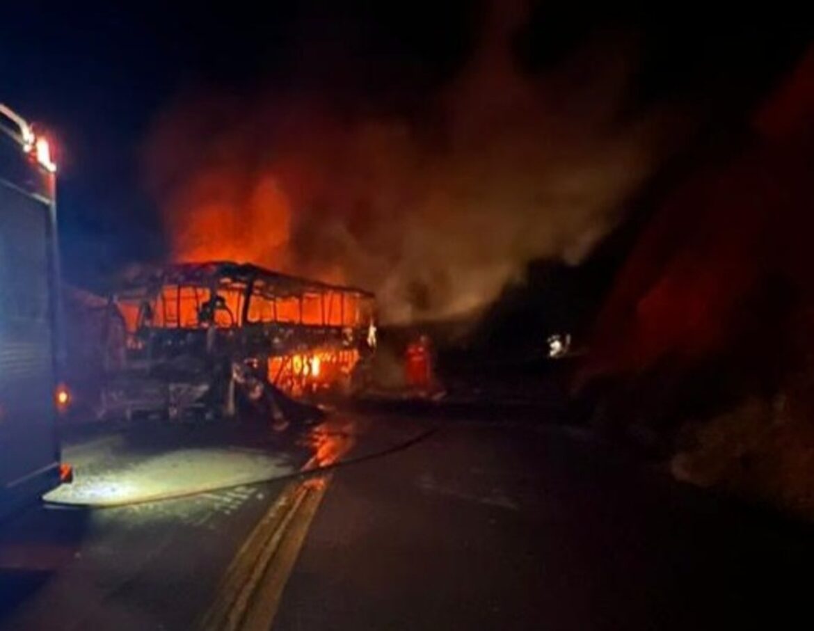 video:-onibus-de-turismo-com-quase-30-passageiros-pega-fogo-na-br-356