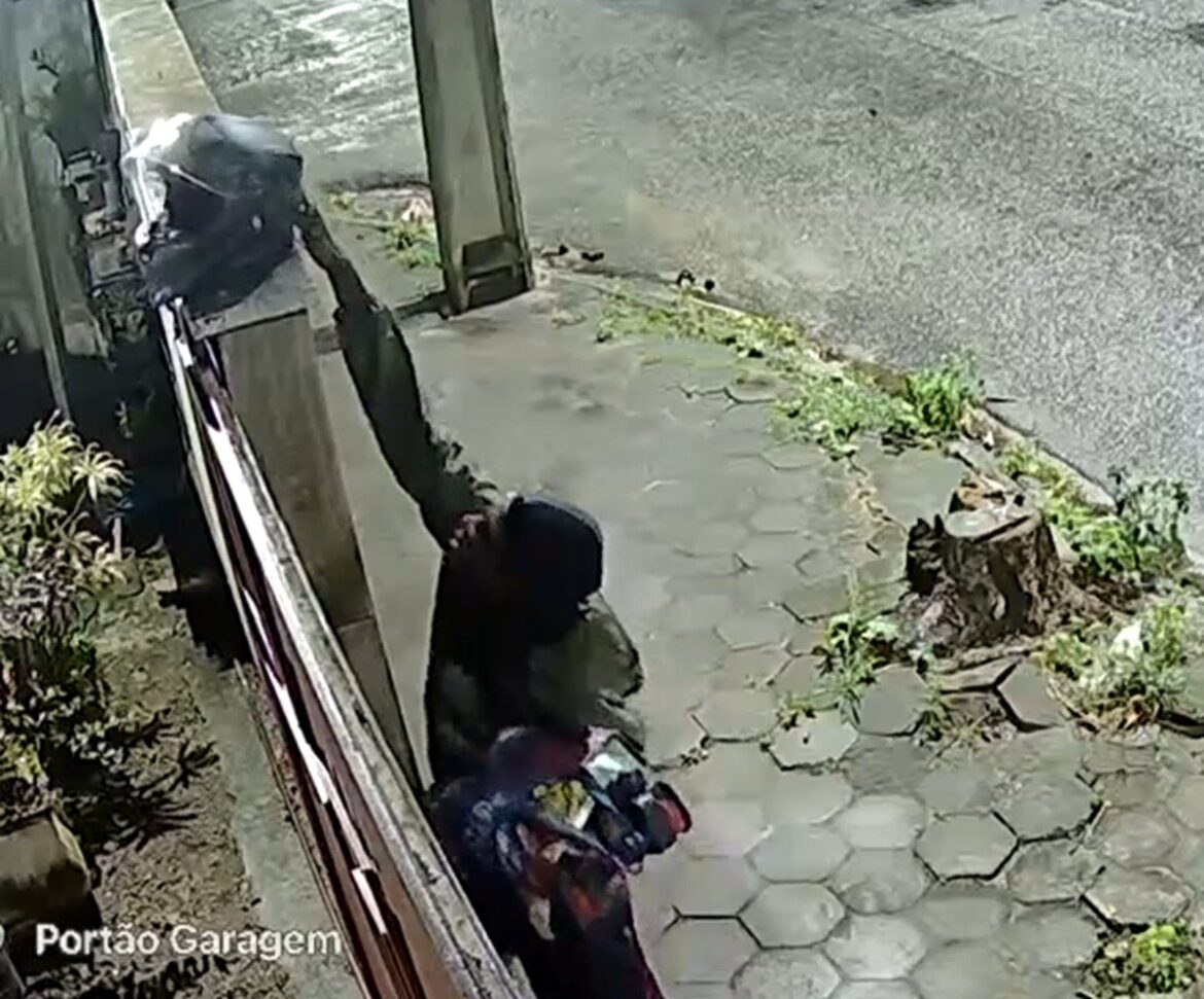 homem-invade-casa-furta-bicicleta,-capacete-e-ferramentas-em-campos