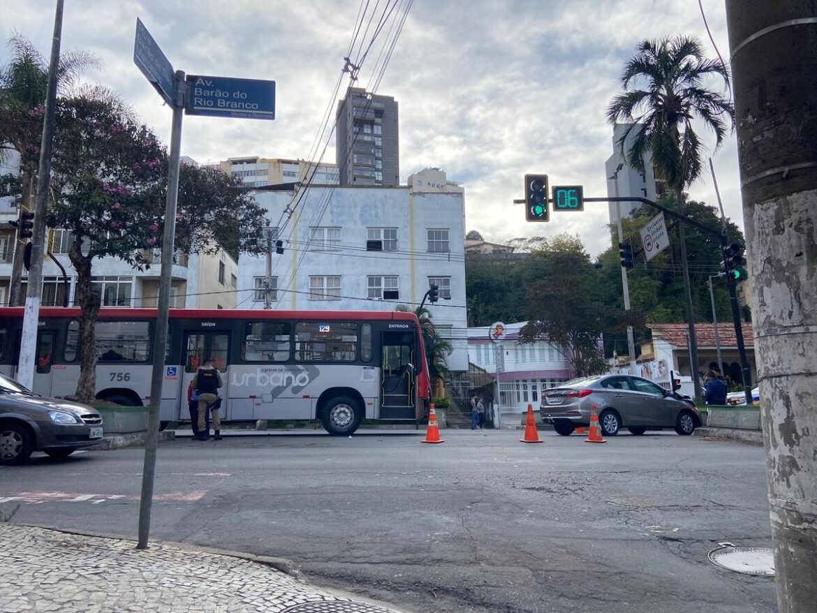 acidente-entre-onibus-e-carro-tumultua-transito-no-bairro-alto-dos-passos,-em-juiz-de-fora;-video