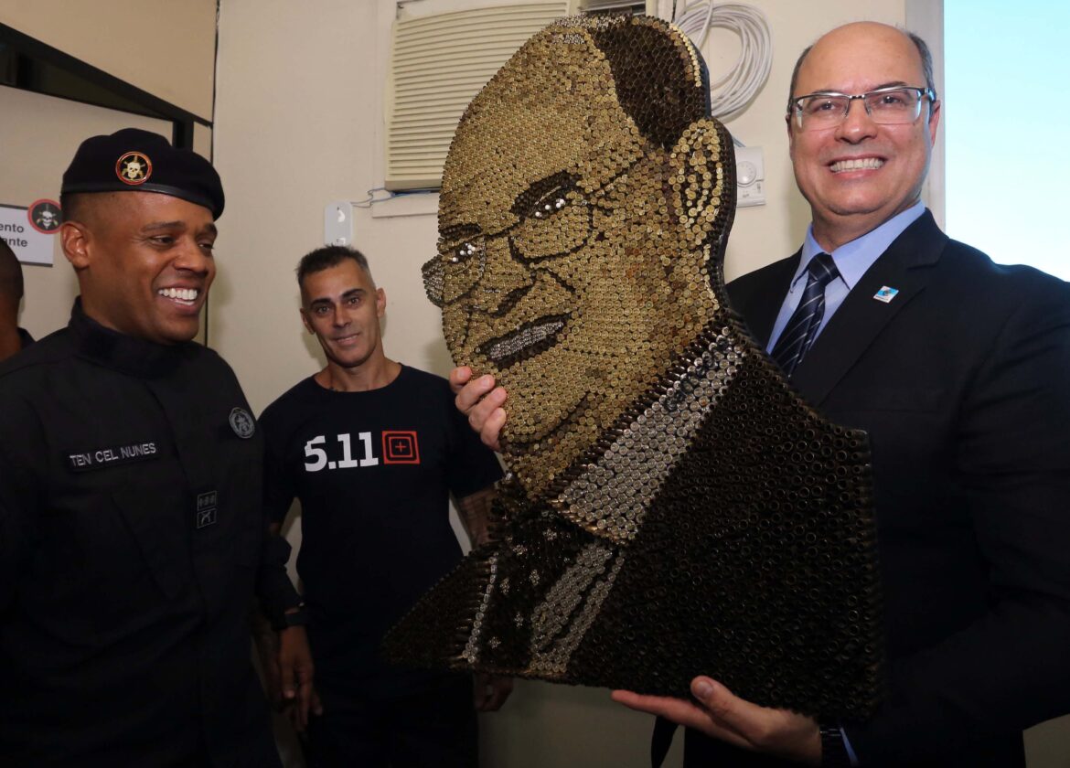 claudio-castro-ganha-no-bope-um-quadro-com-seu-rosto-feito-com-capsulas-de-municao;-veja-fotos